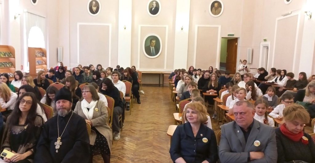 В зале СОУНБ имени Твардовского идёт Пасхальная встреча писателей с молодёжью
