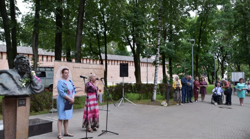 Анастасия Самофралийская выступает на Пушкинском празднике