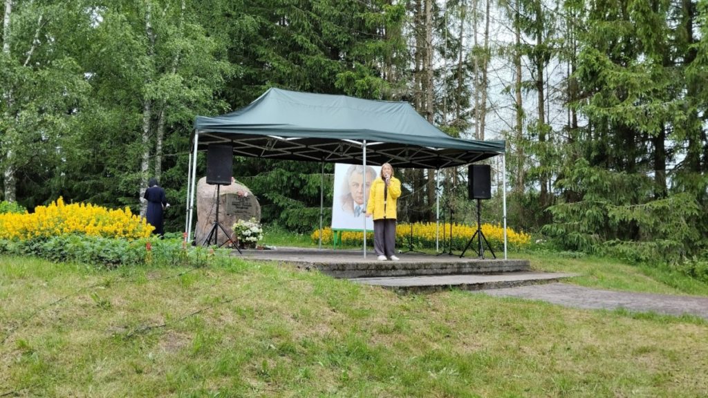 Наталья Толбатова выступает на празднике в Загорье