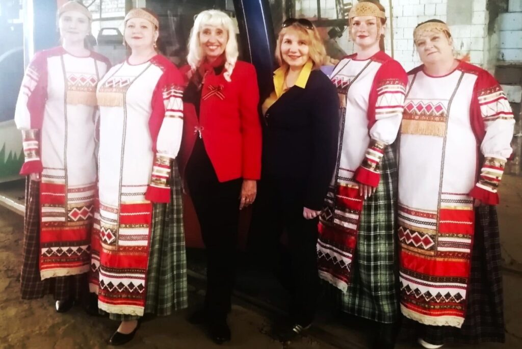 Мария Парамонова (Мира Валдай) и Мила Клявина с участницами фольклорного коллектива ДК Сортировка в Трамвайном депо