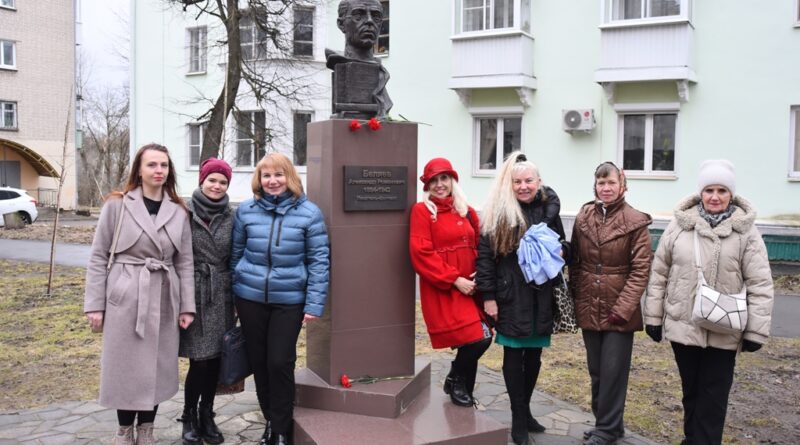 Памятник Александру Беляеву в Смоленске